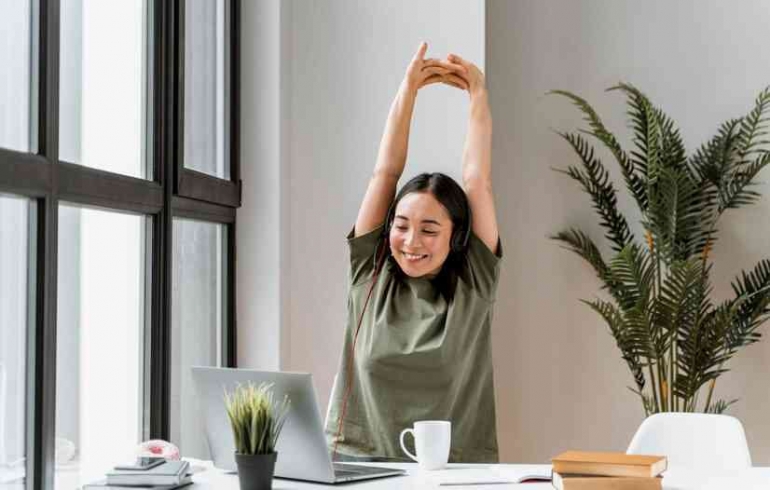 Ilustrasi stretching sebelum memulai kerja sambil mendengarkan musik dan meminum segelas kopi hangat. Foto: freepik.com/freepik