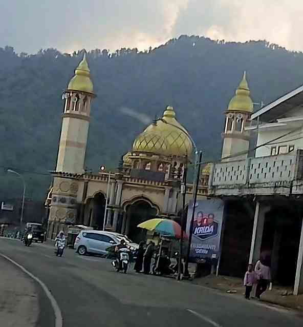 Jalur Batu-Mojokerto mempunyai pemandangan indah dengan banyak masjid artistik sepanjang jalan (dokpri)