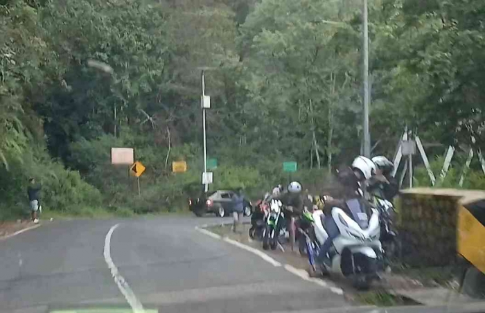 Banyak pengendara berhenti di jalur Batu-Mojokerto untuk beristirahat dan menikmati keindahan alam (dokpri)