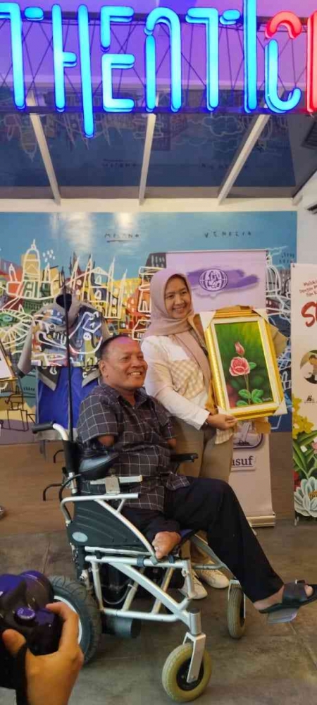 Agus Yusuf serahkan cindera mata (sumber gambar: dokumen pribadi)