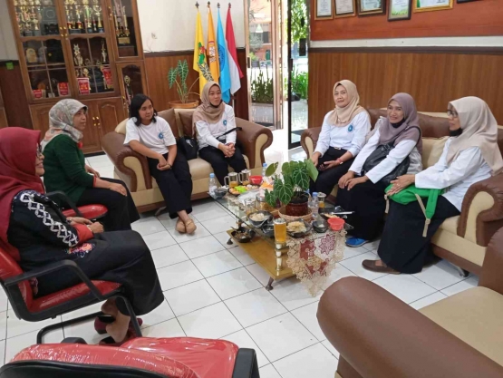 Berbincang, guru bersama narasumber, dokumentasi Tyas