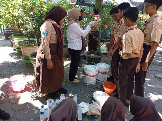 Narasumber menjelaskan cara membuat kompos, dokumentasi Tyas