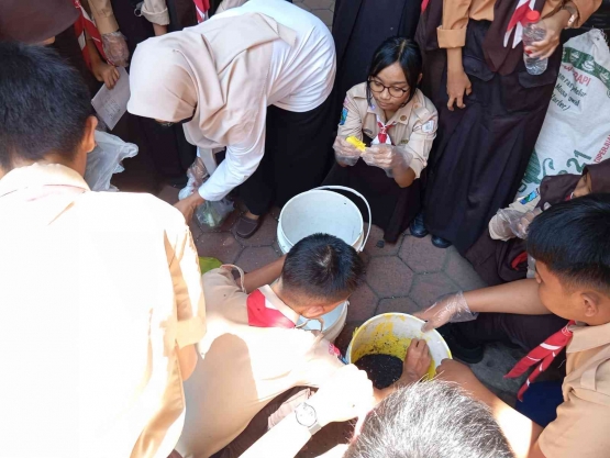Praktik pembuatan kompos, dokumentasi Tyas