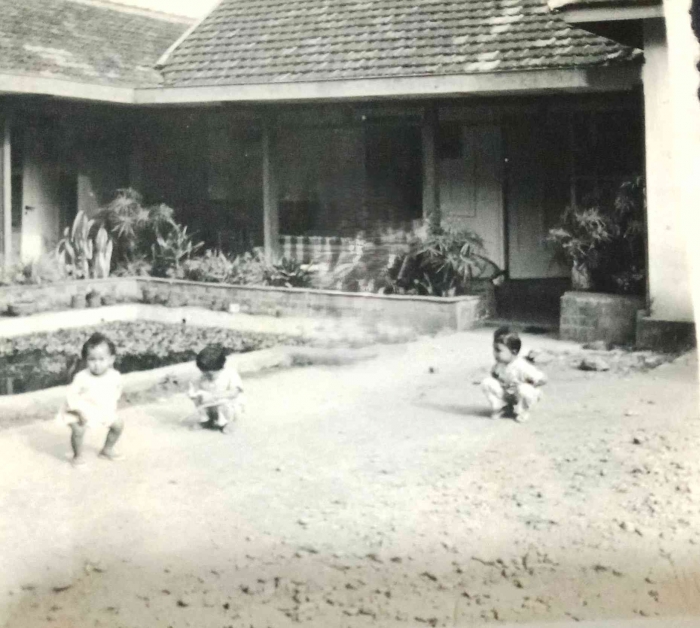 Masa kecil, halaman depan Pavilyun kamar kost sewaan, yang disewa oleh orang tua, di Rumah jalan Dago 124 , Kota Bandung, 1960an, Koleksi pribadi Ma