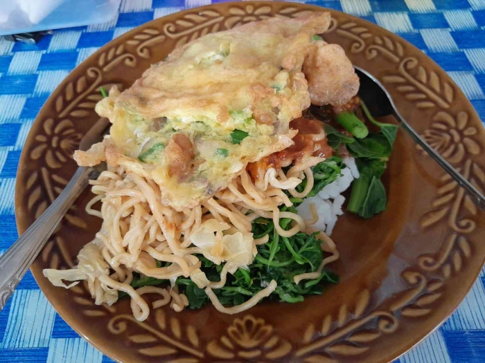 Nasi pecel lauk telur dadar (dokpri)
