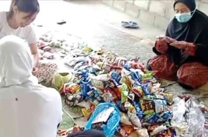 Mempersiapkan gantungan (dok RT 11)