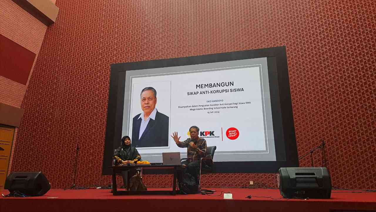 Perkuat Karakter Anti Korupsi, Tim Pengabdian UNNES Melaksanakan Pengabdian di SMA Mega Islamic Boarding School Kota Semarang