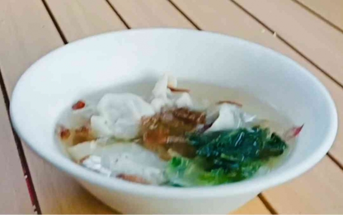 Pangsit beku, Frozen food yang cocok untuk bekal camper Van. Cukup membuat kuah, ditambah sayur, dan ditaburi bawang goreng (dokpri)