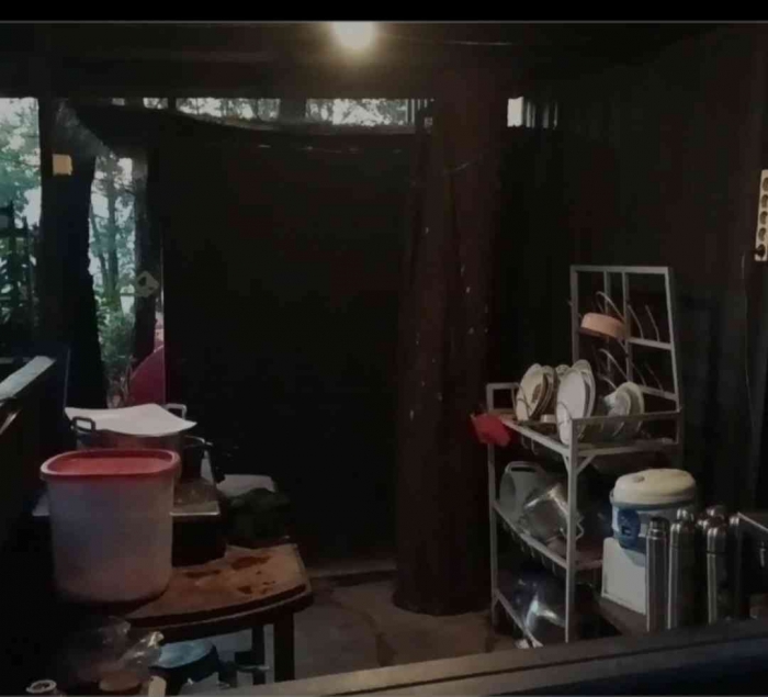 Di dapur umum tersedia peralatan memasak dan peralatan makan yang bebas digunakan (dokpri)