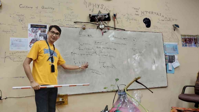 (sumber: Foto pribadi) Saat mengajar 5 mahasiswi yang bijaksana untuk kuliah fisika Laser.