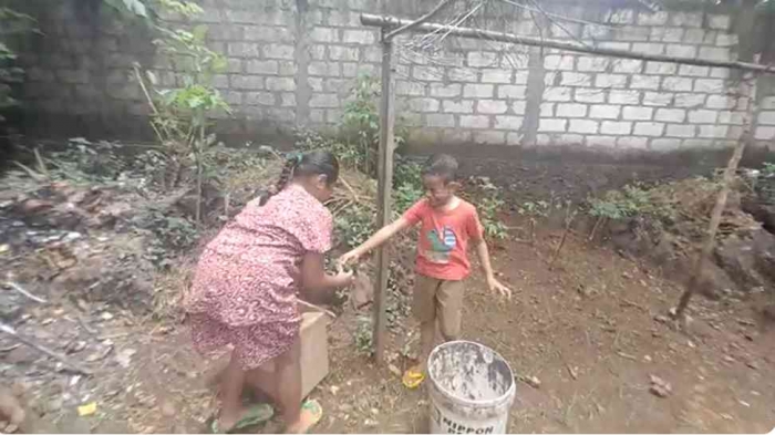 Mengajak anak memilih dan memilah sampah di rumah, melatih anak untuk bertanggung jawab pada sampahnya (Dokumentasi Greg Nafanu)