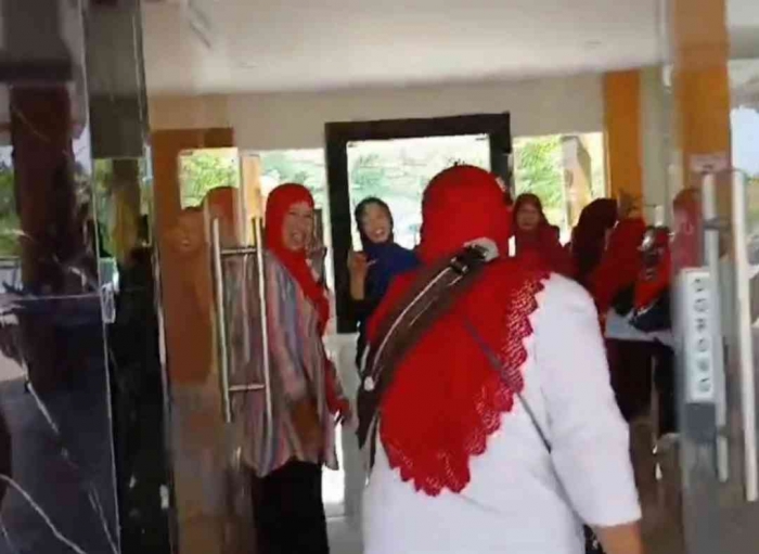 Ini rombongan RT 11, Bu RT standby di pintu masuk menghitung warganya, hehehe...(Dokpri)