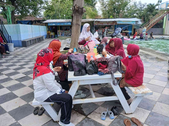Menikmati hidangan bersama di water boom (dokpri)