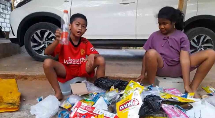 Adora dan Tito mengidentifikasi jenis sampah anorganik terbanyak yang diproduksi di rumah selama bulan September 2024 (dok foto: Greg Nafanu)