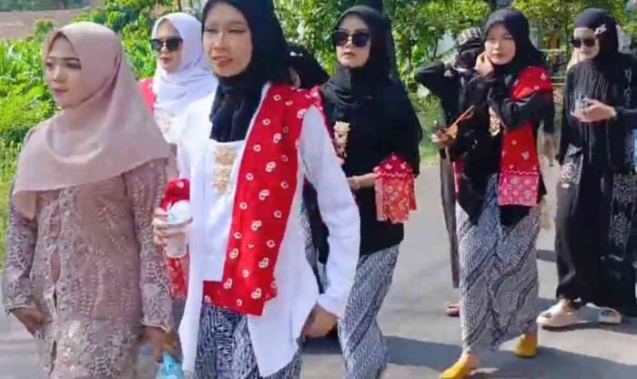 Kebaya dalam hijab. Akulturasi budaya sebagai kompromi budaya dan agama(dokpri)