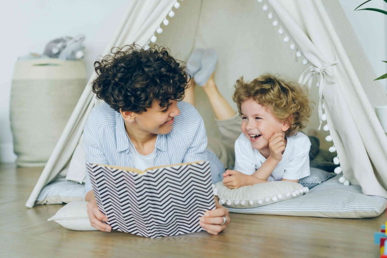 Ilustrasi Gambar ibu & anak yang sedang bermain bersama, Sumber : www.pexels.com/@Vitaly Gariev