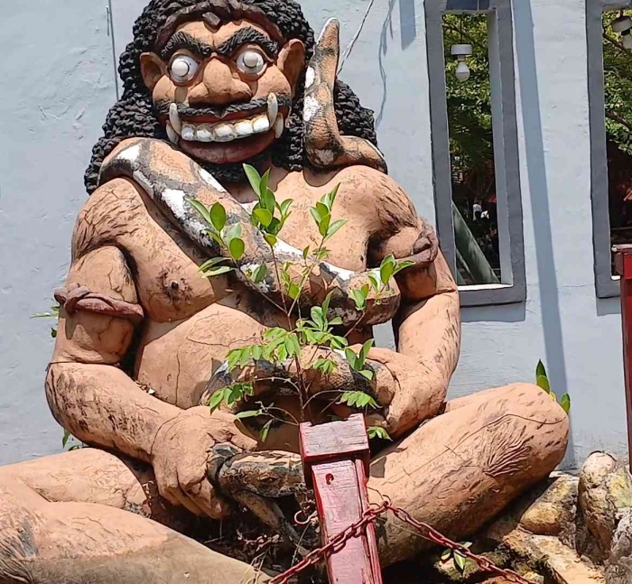 Patung raksasa dililit ular yang menjaga sumber air belerang di Umbul(dokpri)