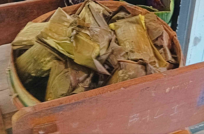 Tepo, teksturnya mirip lontong, tapi dibungkus mirip kue Bugis berukuran besar (dokumentasi pribadi)