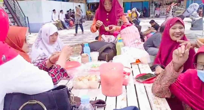 Menikmati bekal bersama-sama (dokpri)