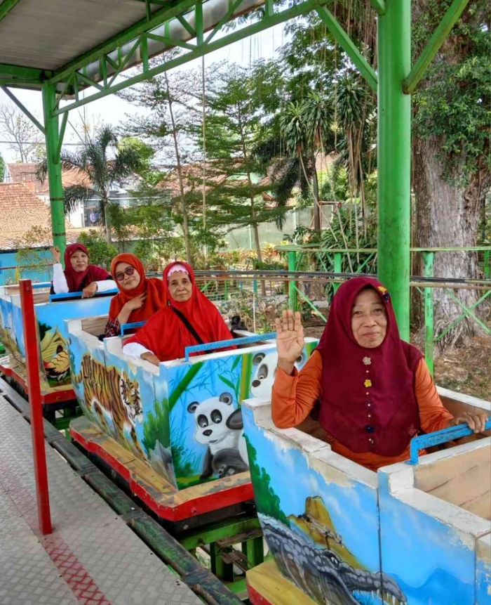 Mamah-Mamahpun asyik naik Rollercoaster (dokumentasi Bu RT 11)