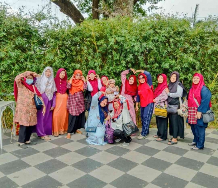 Mamah-Mamah RT 11, kompak berpose di Taman Wisata Umbul (dokpri)