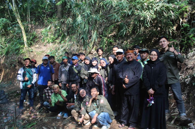 Gotong Royong Masyarakat Desa Cikidang