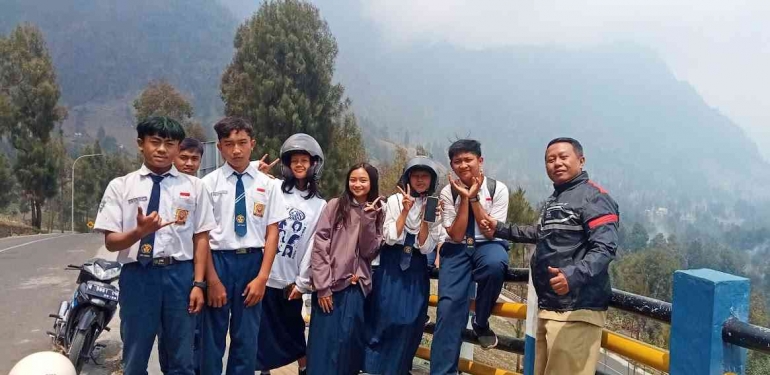 Guru mengajak beberapa siswa survei lingkungan sekitar, langkah awal penerapan environmental learning. Sumber: Dokumentasi Pribadi
