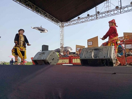 Umarmaya, Umarmadi, dan layangan ikan paus/Foto: Agus Suprihono