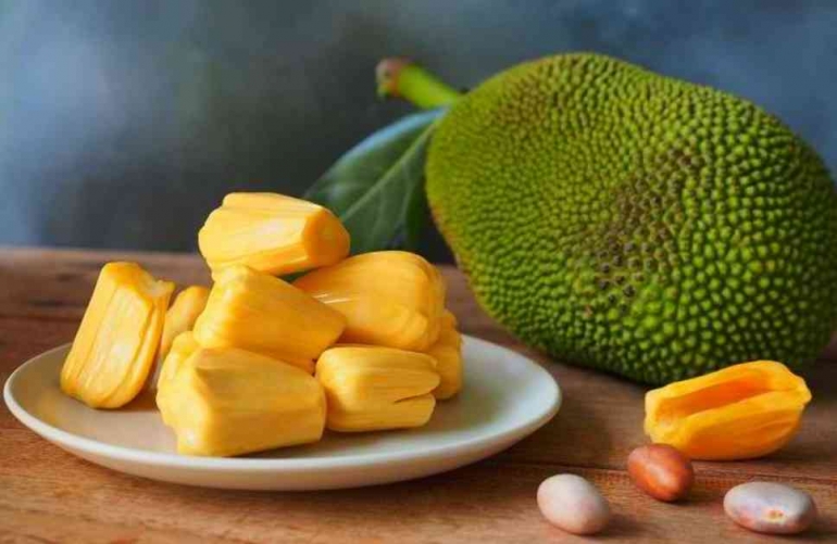 Bentuk kulit dan daging buah serta warna nangka (dok foto: alodokter.com)