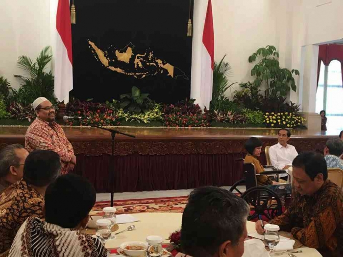 Omjay ketika diminta memberikan amsukan untuk presiden jokowi/dokpri