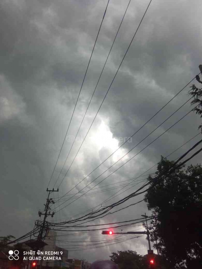 Perempatan jalan Kenjeran sewaktu mendung (Dokpri)