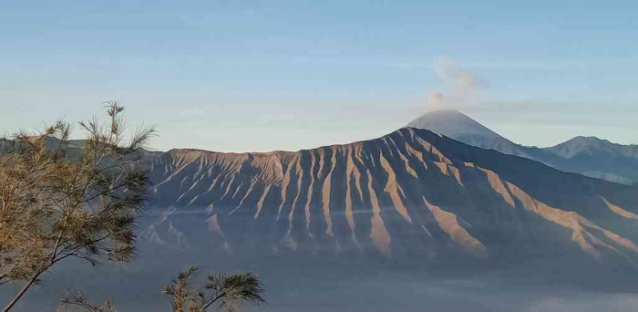 Puncak Bromo dengan latar Puncak Semeru. | Dokpri