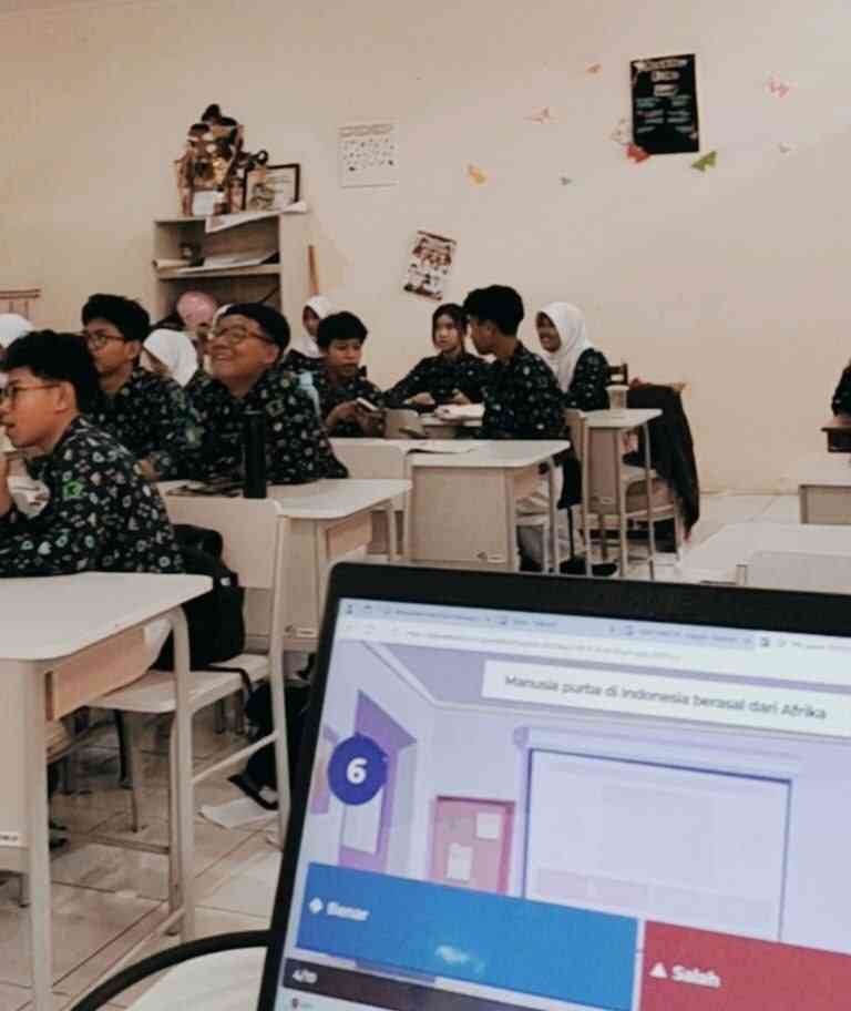 Gambar 1.2 Pembelajaran Kahoot di Kelas (Sumber: Dokumen Pribadi)