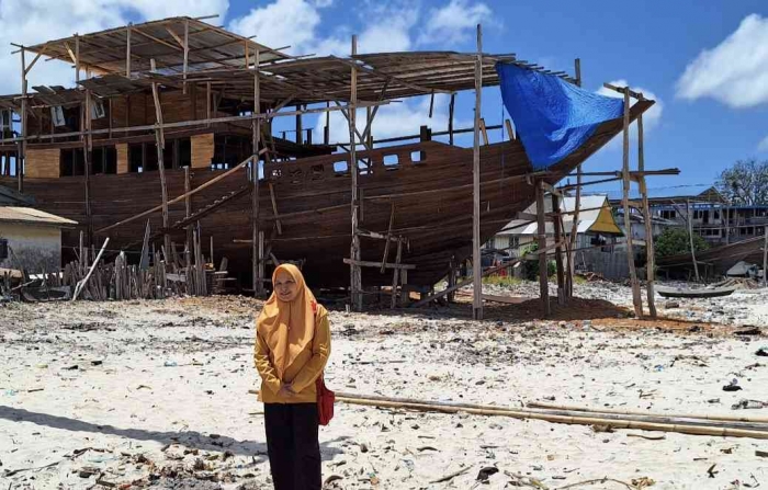 Berfoto di depan perahu/kapal yang masih dalam proses pembuatan (Sumber: dokpri)