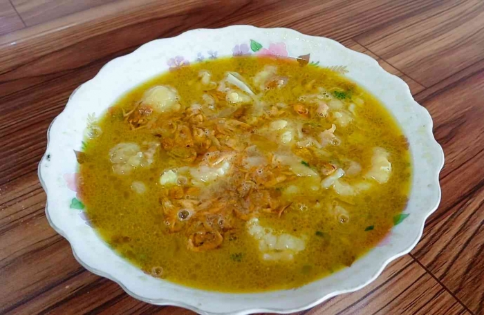 Soto babat Pikatan, babatnya habis tinggal daging berlemak, tapi lezat dan wuenakk (dokpri)