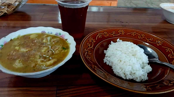 Soto babat Pikatan. Nasinya prasmanan, boleh ambil sesukanya. Tehnya juga(dokpri)