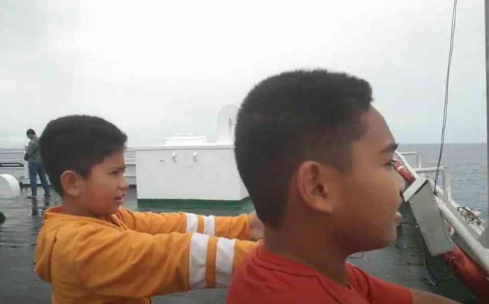 Menikmati pemandangan laut Banda (Dok. Pribadi)