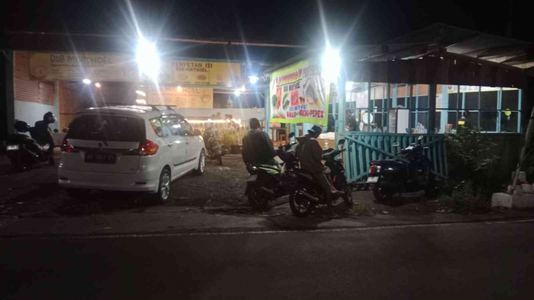 Malam yang makin larut, pengunjung masih ramai di warung DB (Foto : Yo)