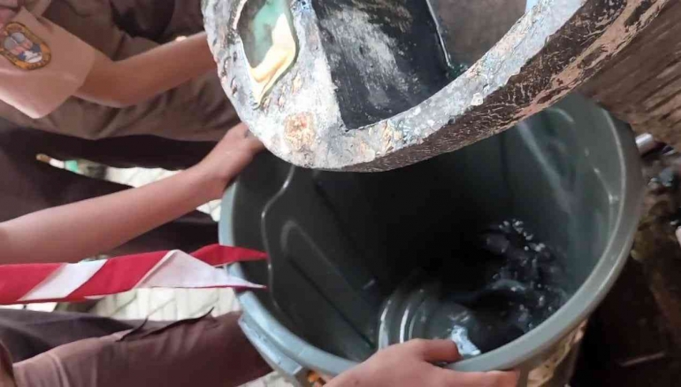 they drain the water  (dokpri)