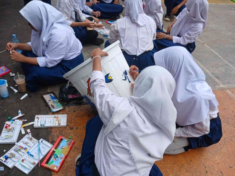 they paint the buckets  (dokpri)