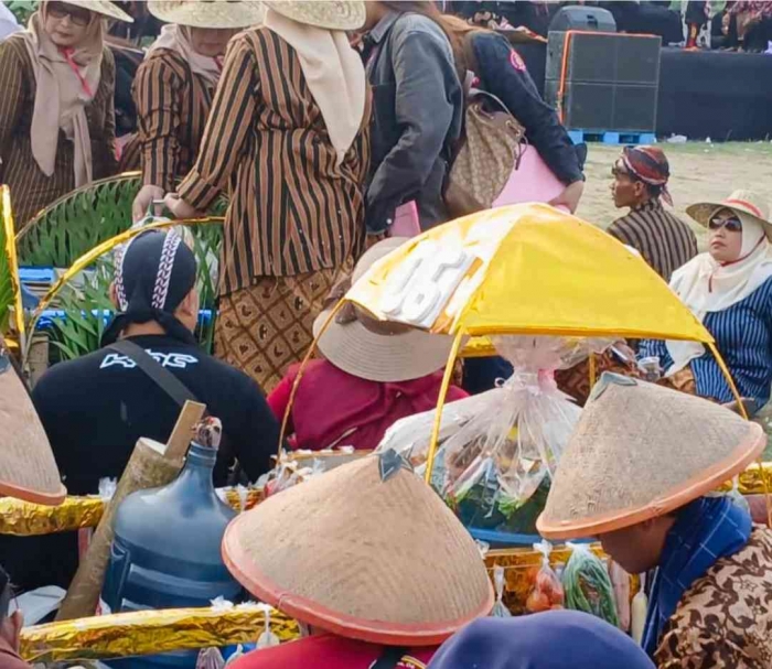 Kumpulan hasil bumi sebagai implementasi rasa syukur masyarakat desa Mojorejo(dokpri)
