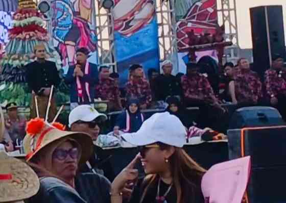 Sambutan Camat Kebonsari dalam Festival Udar Gelung desa Mojorejo sebagai Desa Wisata terdepan (dokpri)