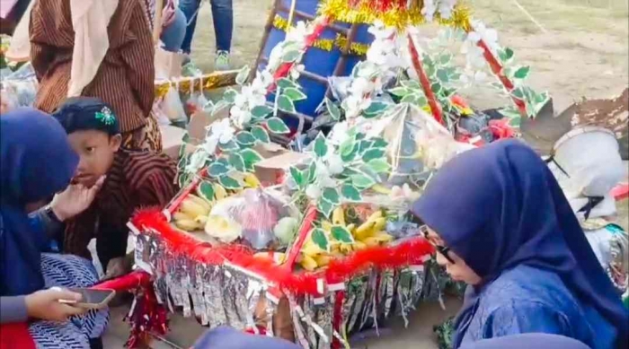 Kumpulan hasil bumi sebagai implementasi rasa syukur masyarakat desa Mojorejo(dokpri)