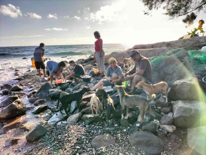 Aktivitas cuci ikan di Pantai Lopra - Jerili Pulau Serua Kabupaten Maluku Tengah Provinsi Maluku (dokumentasi Thed Pelmelay)