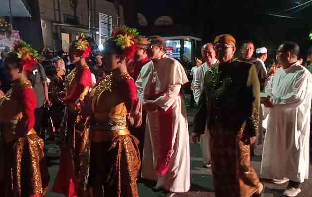 Rombongan Uskup Malang diiringi penari cucuk lampah. | Dokumen pribadi