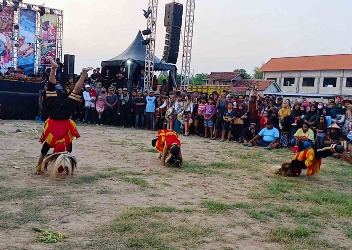 Penari bujang Ganong sedang menunjukkan kelincahannya (dokumentasi pribadi)