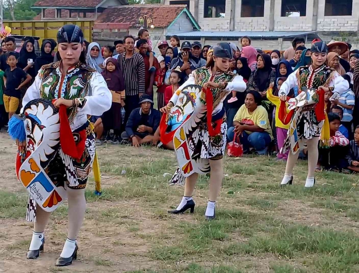 Tari jaranan, kini banyak ditarikan penari perempuan sebagai daya tarik(dokumentasi pribadi)