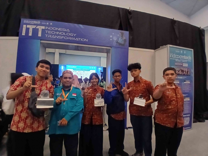 Omjay bersama tim robotik smp labschool jakarta/dokpri