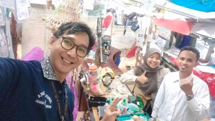 (Selfie photo) Few days before the event, the organizers came to discuss their aim to me in my humble lab.