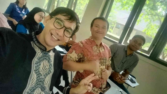 (Selfie photo) Give a big smile while doing services to our audiences.